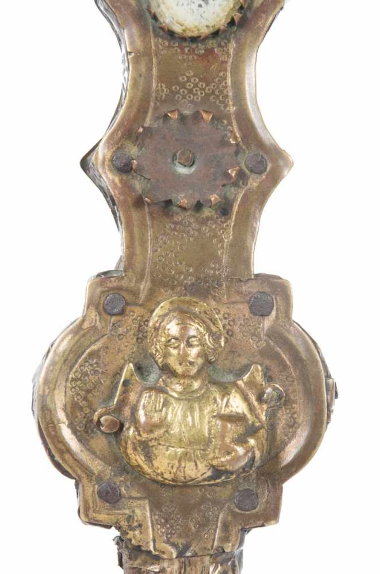 Gilded and embossed copper processional cross with cabochons and gilded copper applications, on a - Bild 2 aus 12