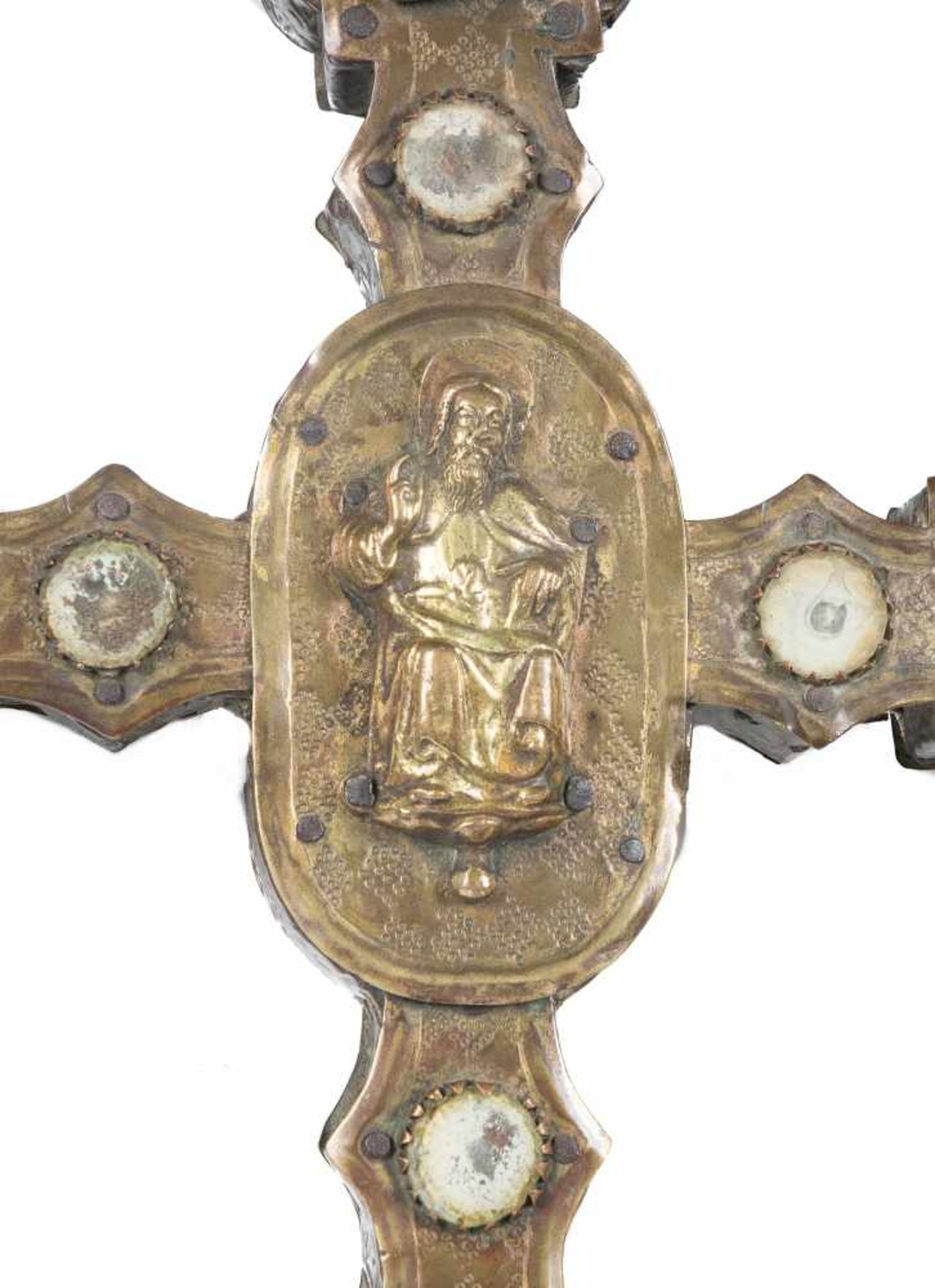Gilded and embossed copper processional cross with cabochons and gilded copper applications, on a - Bild 10 aus 12
