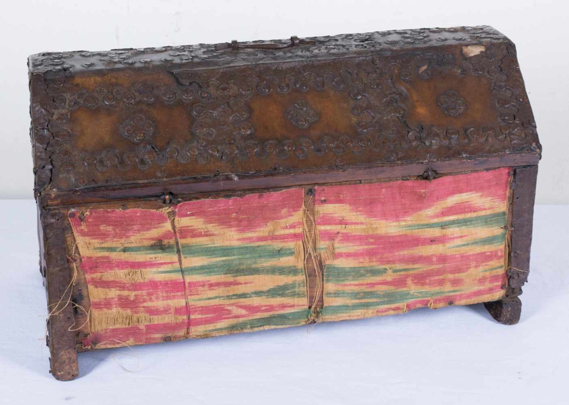 Wood and leather Spanish box with iron fittings. 16th century. 30 x 51 x 27,5 cm.- - -22.00 % - Bild 3 aus 6