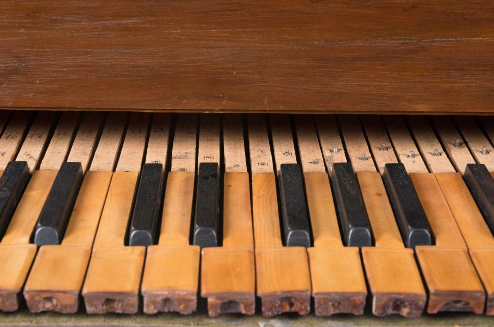 Virginal of the late 16th century. In an important carved wooden, polychrome and painted at the - Bild 7 aus 18