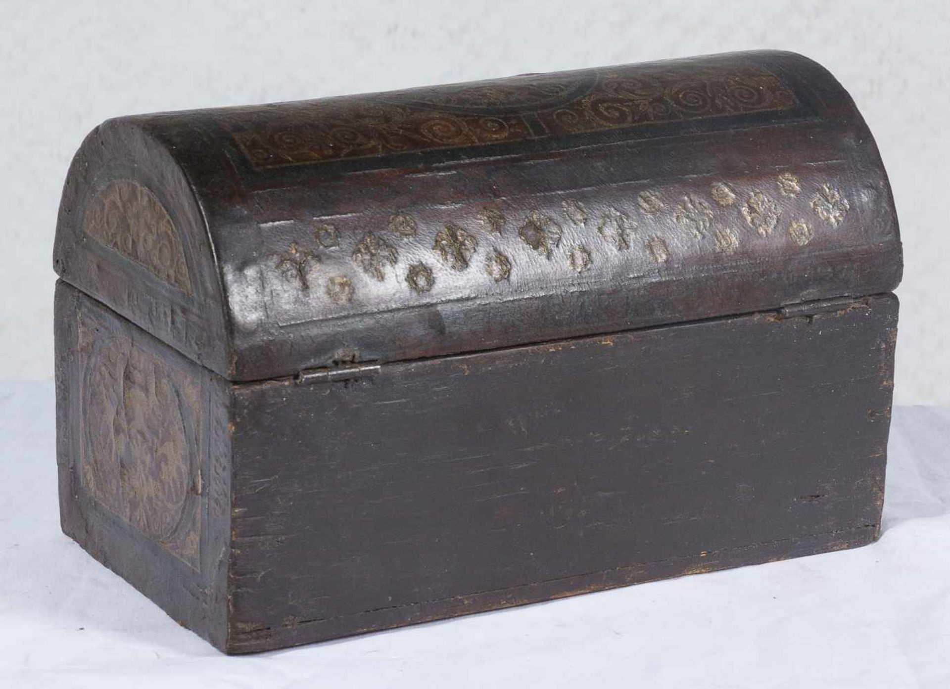 Wooden chest covered in leather with gold goffering and iron fittings. 17th century. The inside is - Bild 3 aus 3