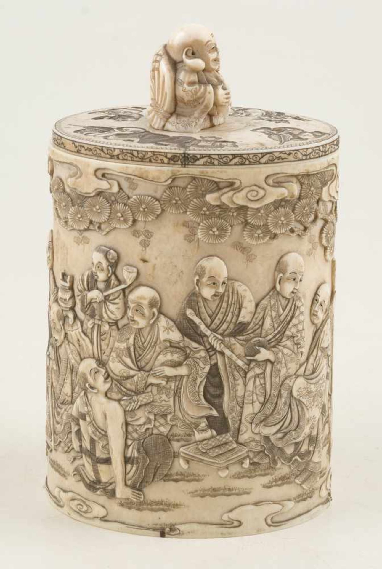 Sculpted ivory jar. Japan. Late 19th century.Decorated with Arhats under clouds and pine trees. - Bild 2 aus 7