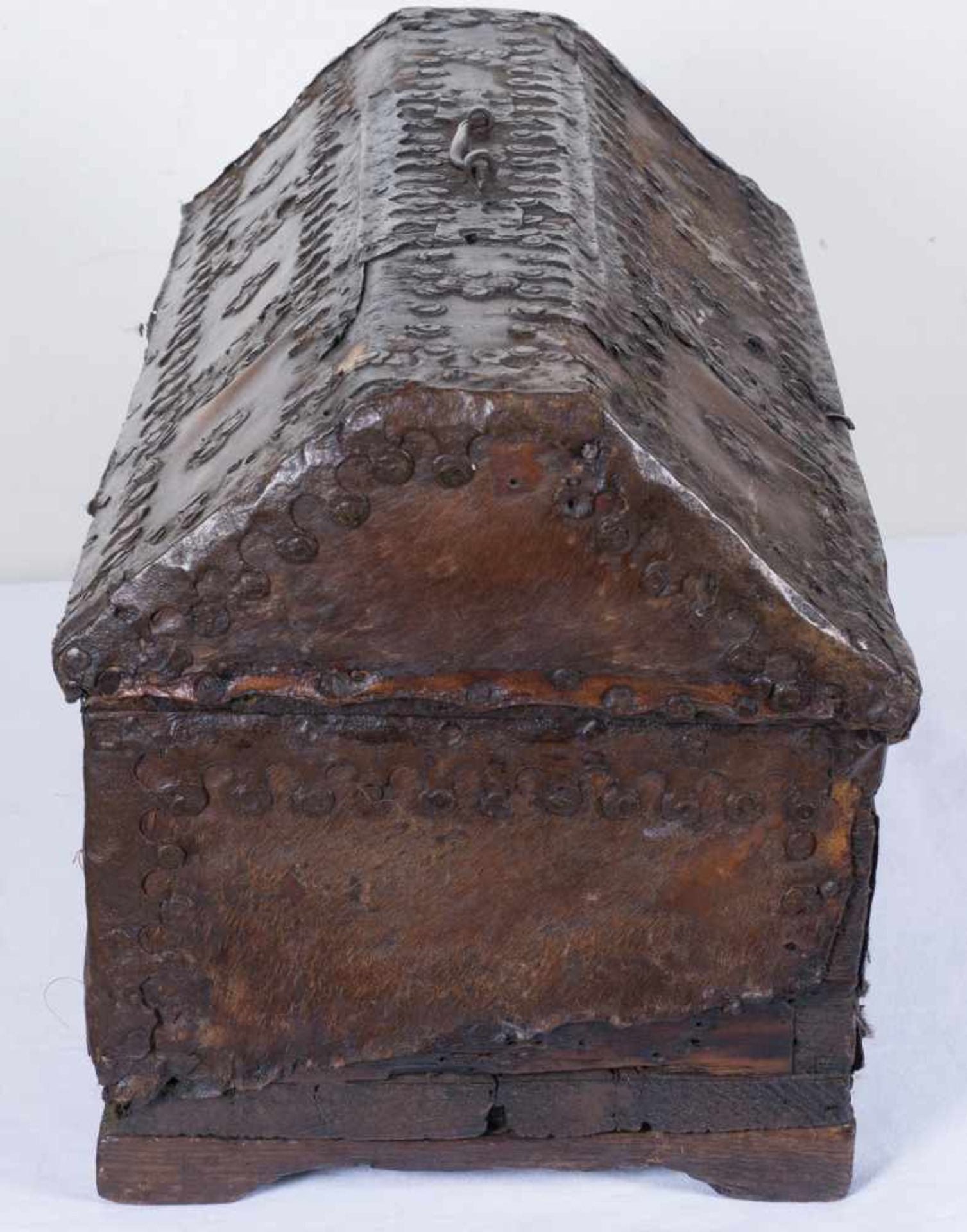 Wood and leather Spanish box with iron fittings. 16th century. 30 x 51 x 27,5 cm.- - -22.00 % - Bild 2 aus 6