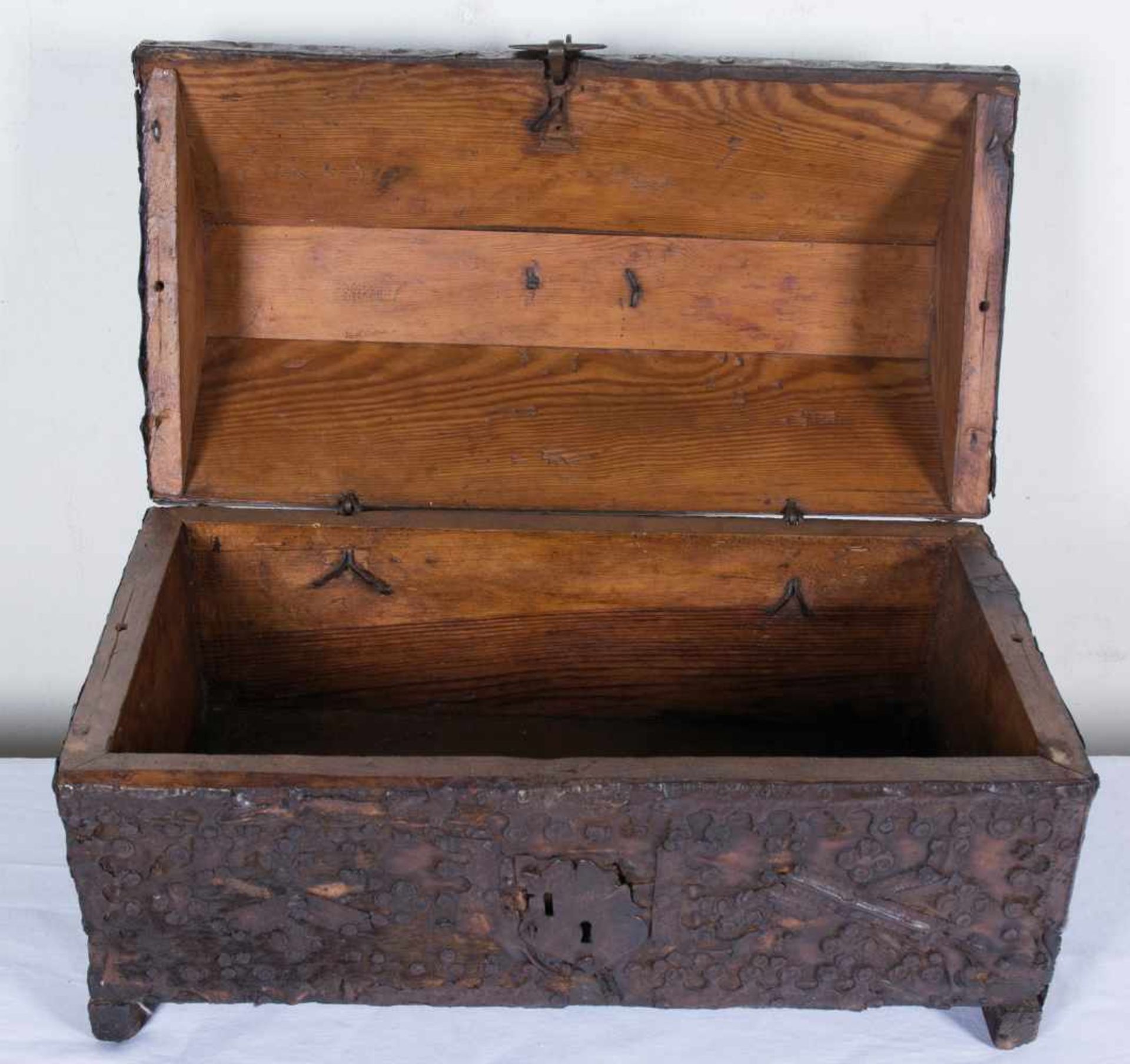 Wood and leather Spanish box with iron fittings. 16th century. 30 x 51 x 27,5 cm.- - -22.00 % - Bild 5 aus 6