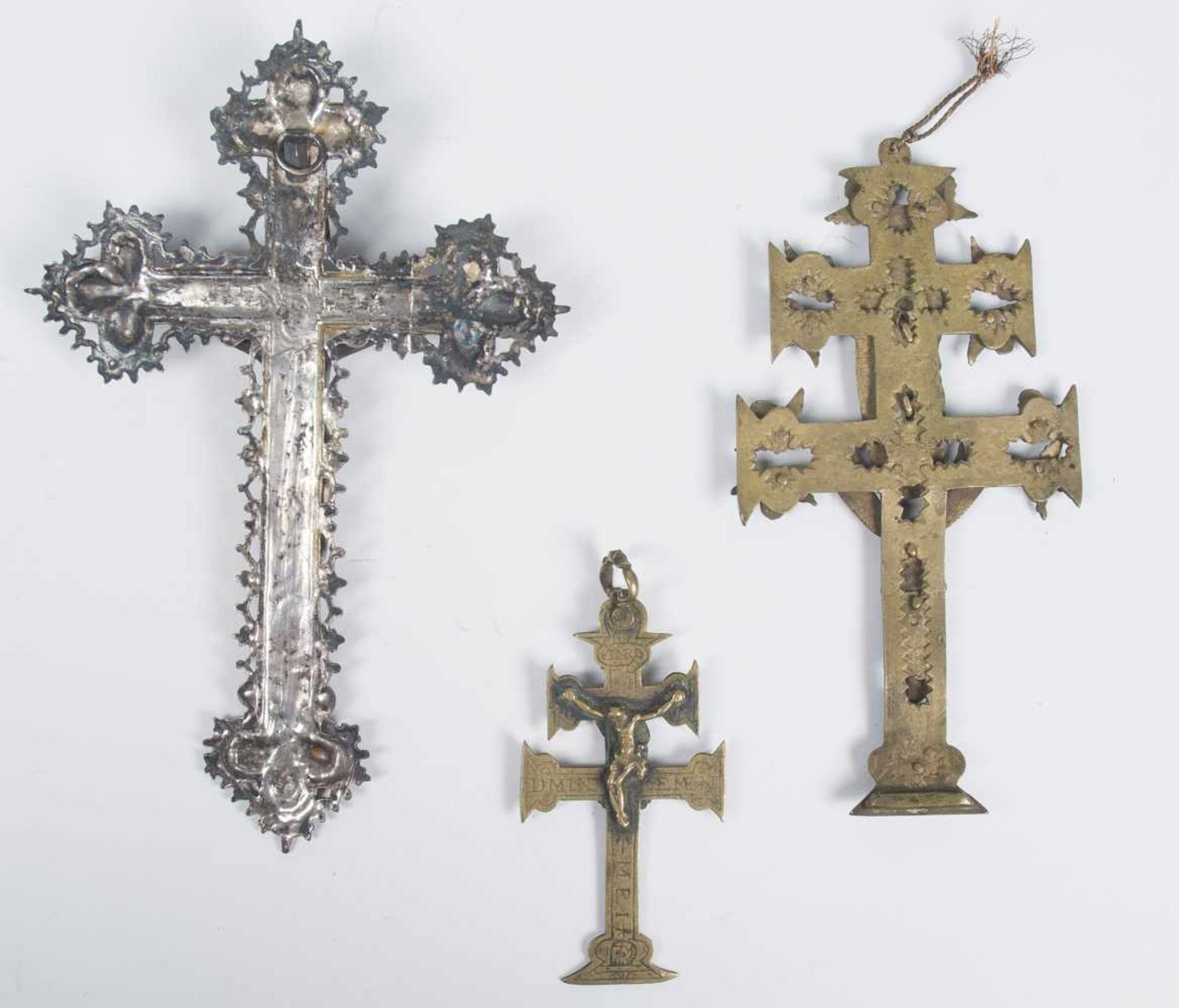 Collection of three crosses. Two are bronze Caravaca crosses and the third is made of silver. 18th – - Bild 2 aus 2