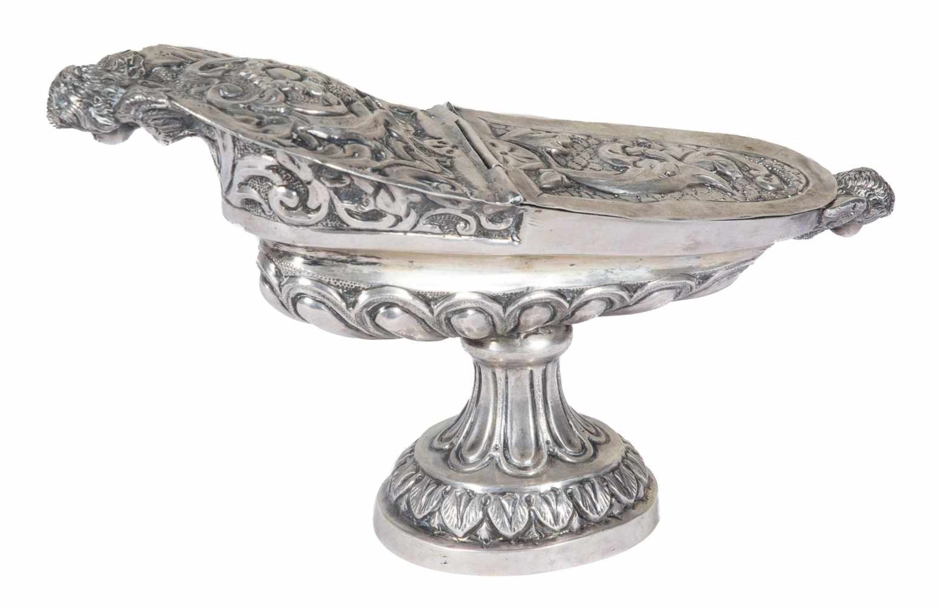Embossed and chased silver incense burner. Marked. Possibly Italian. 17th – 18th century. 13,5 x