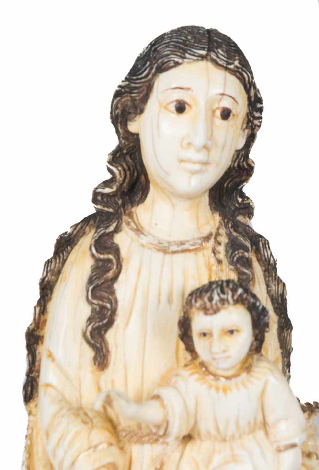 "Madonna and Child" Carved ivory figure with polychrome and gilt residue. Indo-Portuguese. 18th – - Bild 2 aus 3