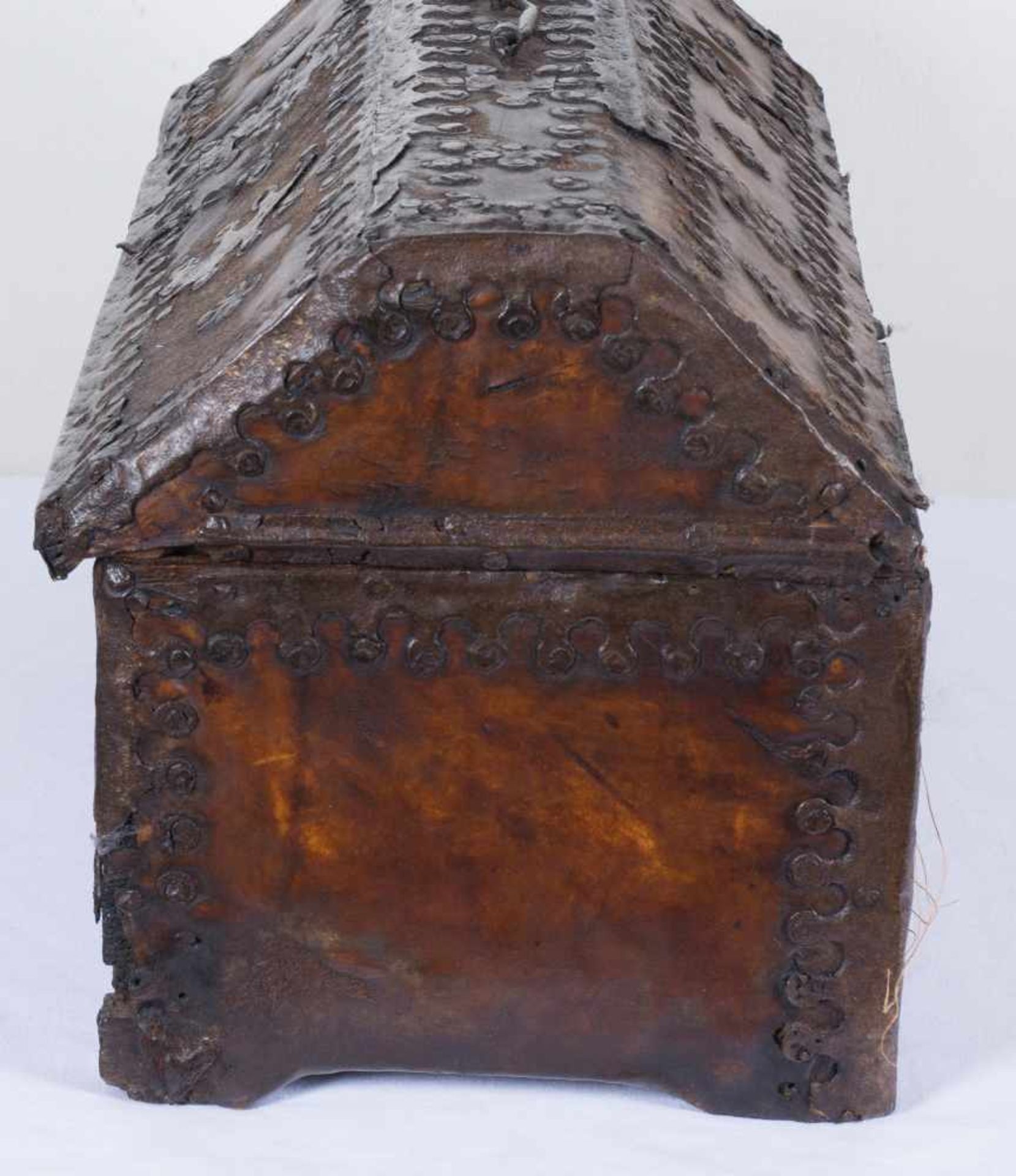 Wood and leather Spanish box with iron fittings. 16th century. 30 x 51 x 27,5 cm.- - -22.00 % - Bild 4 aus 6