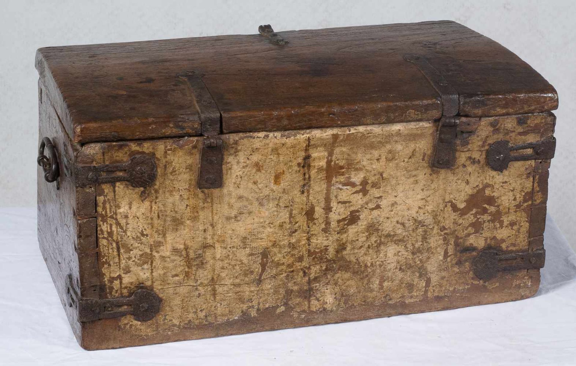 Carved and polychromed wooden chest with iron fittings. Colonial. Mexico or Colombia. 17th century. - Bild 5 aus 6