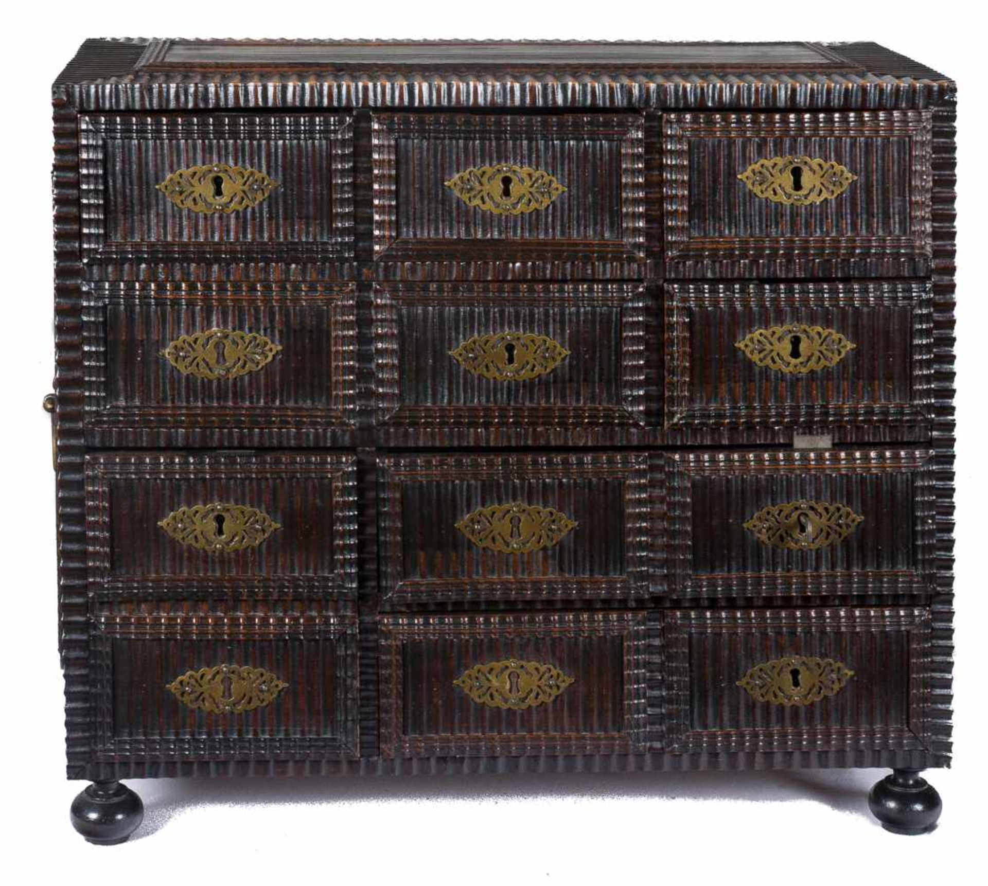 Carved palo santo wooden chest with bronze fittings. Portugal. 18th century.53,5 x 61,5 x 23,5 - Bild 2 aus 3