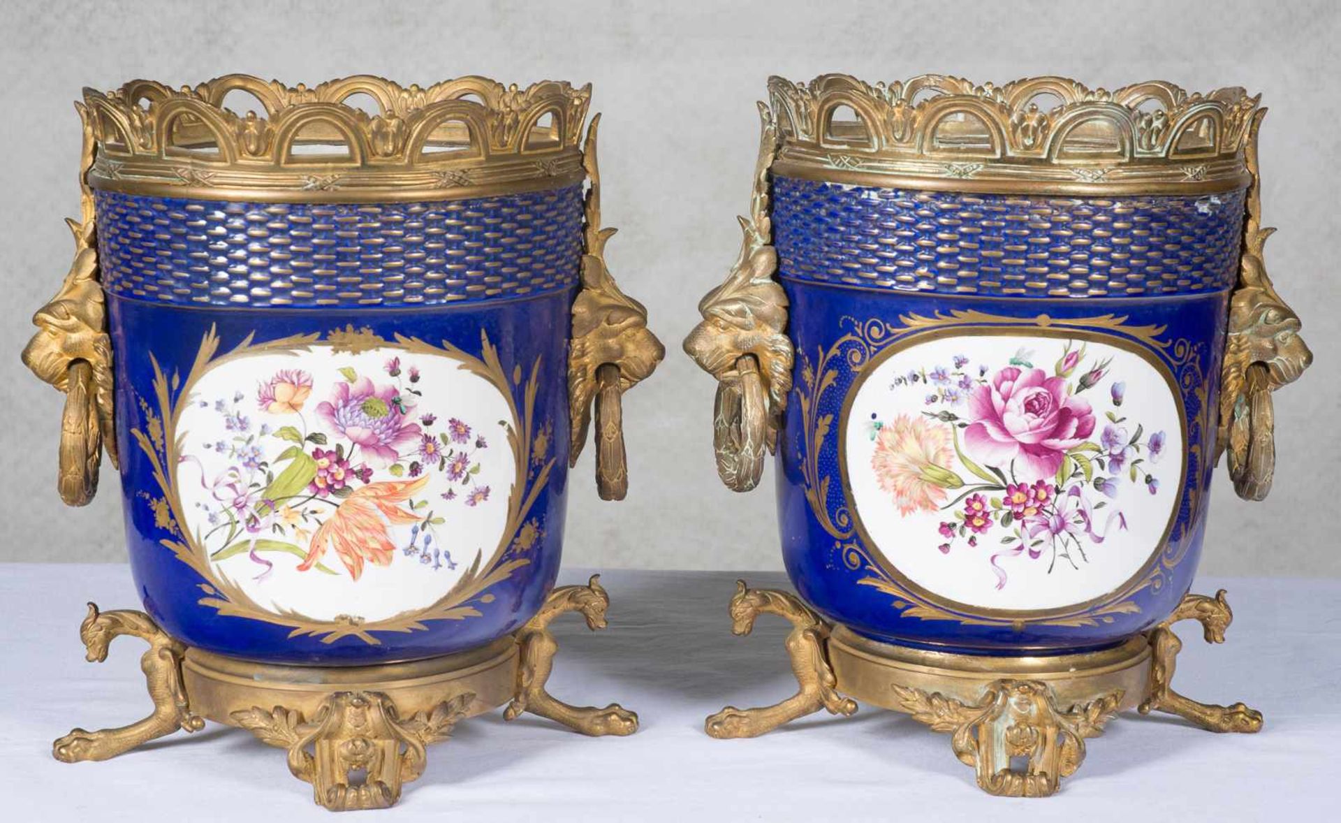 A pair of Sèvres porcelain and bronze cache-pot. 19th Century With stamped marks. One of them with a - Bild 2 aus 2