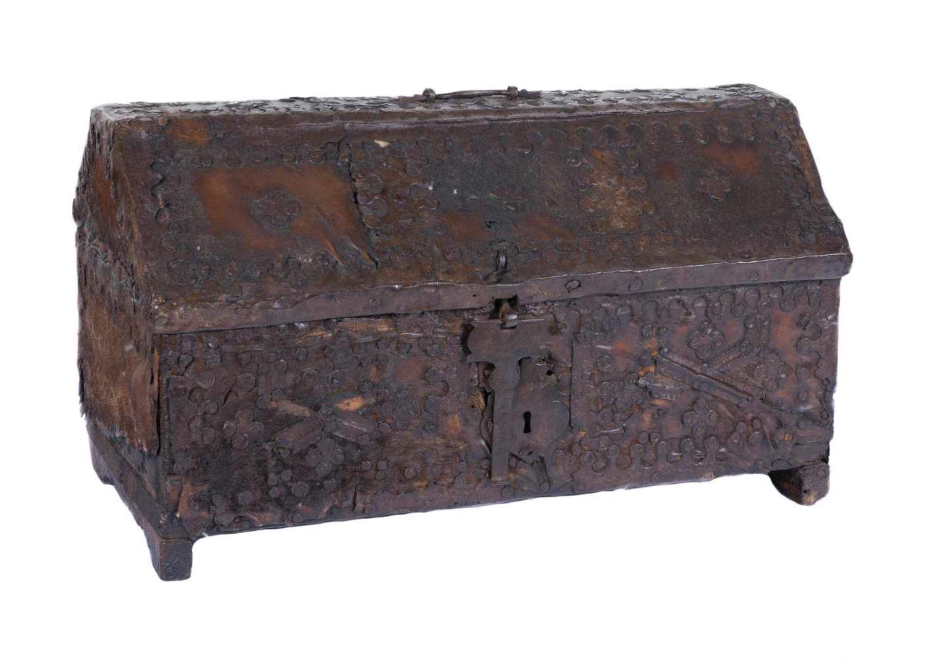 Wood and leather Spanish box with iron fittings. 16th century. 30 x 51 x 27,5 cm.- - -22.00 %