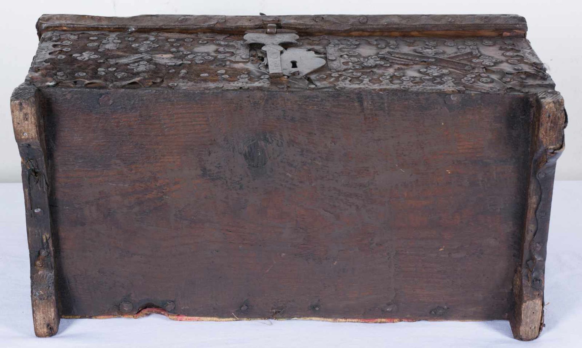 Wood and leather Spanish box with iron fittings. 16th century. 30 x 51 x 27,5 cm.- - -22.00 % - Bild 6 aus 6