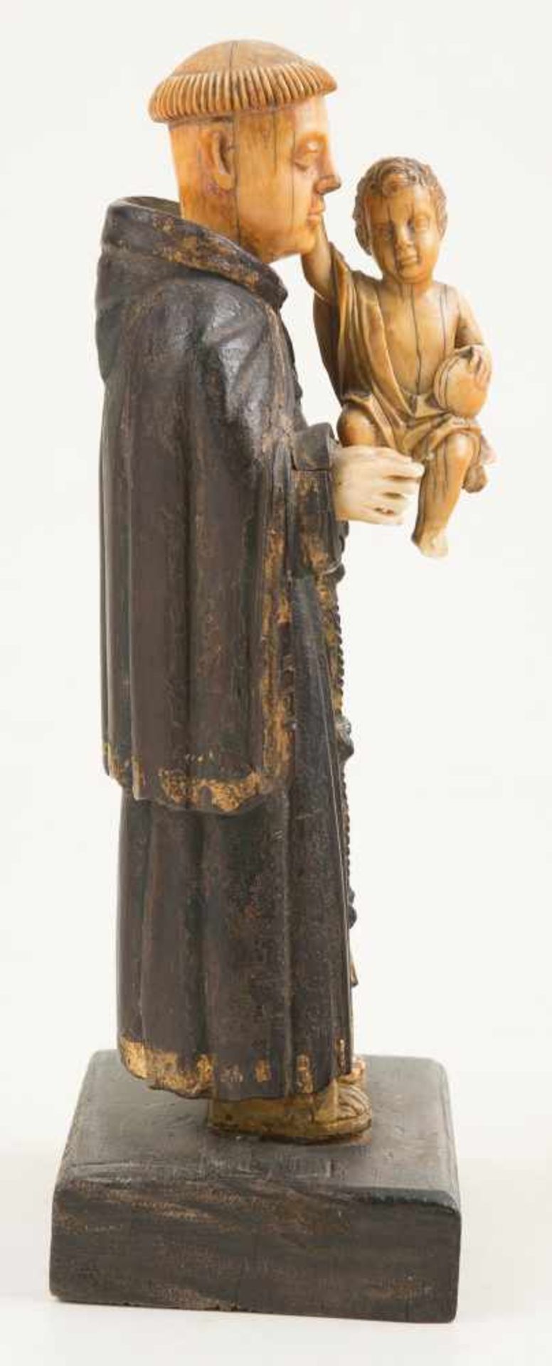"Saint Anthony with the Christ Child" Sculpted ivory figure. Indo-Portuguese. 17th-18th century. - Bild 2 aus 3