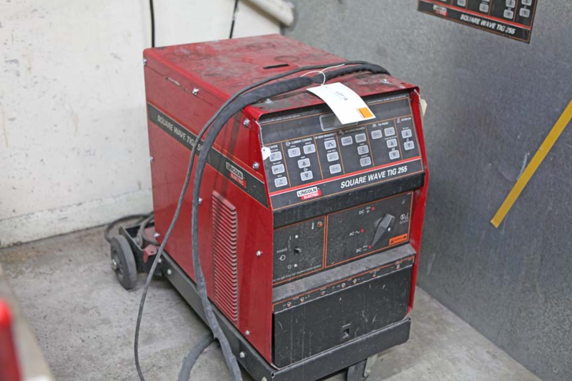 LINCOLN Square Wave TIG 255 Welder