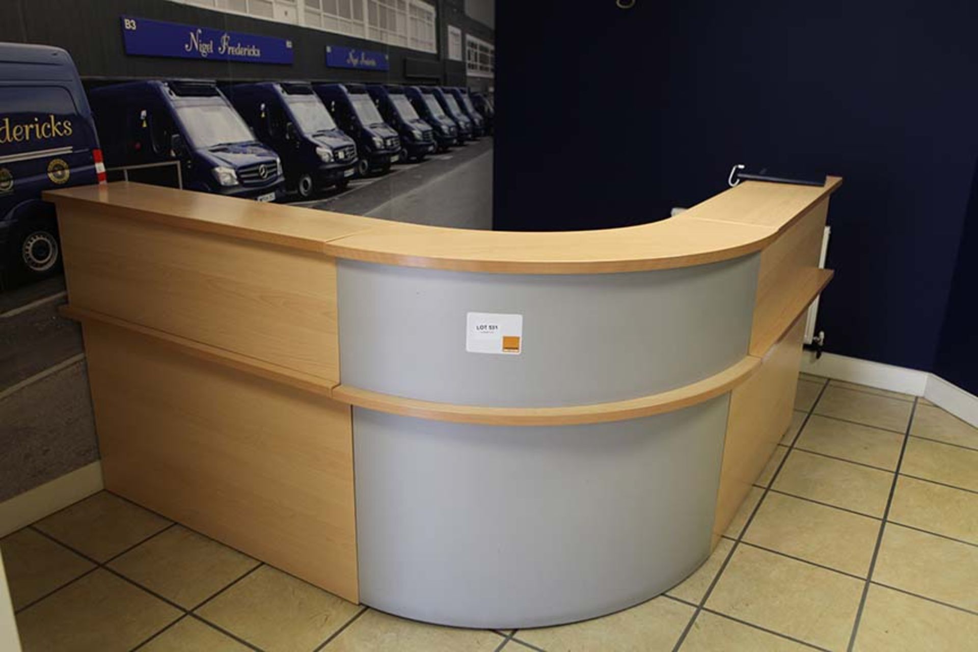 Curved reception counter