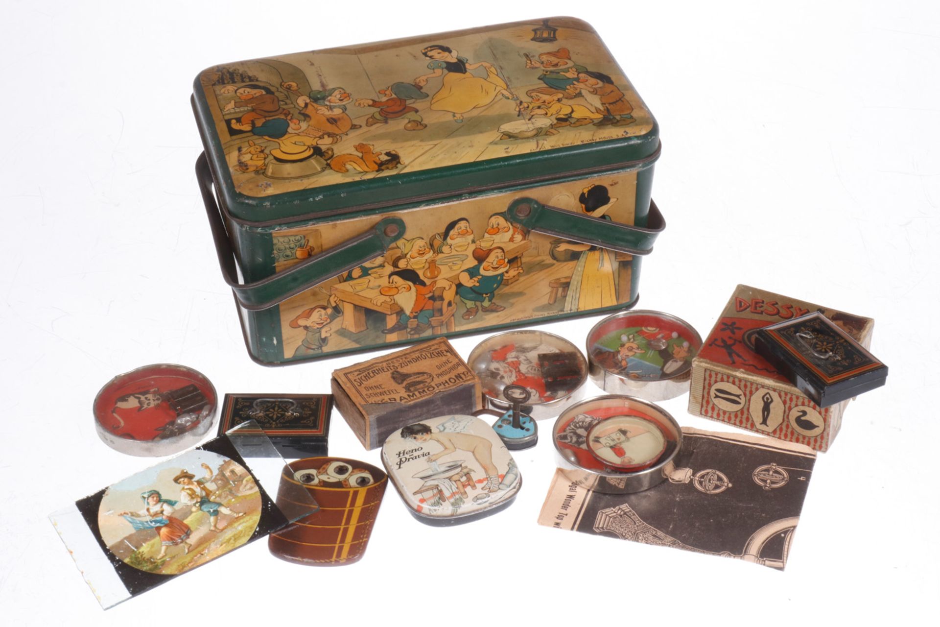 Walt Disney Blechkorb, lithographiert, mit verschiedenen Geduldsspielen und Scherzartikeln, darunter