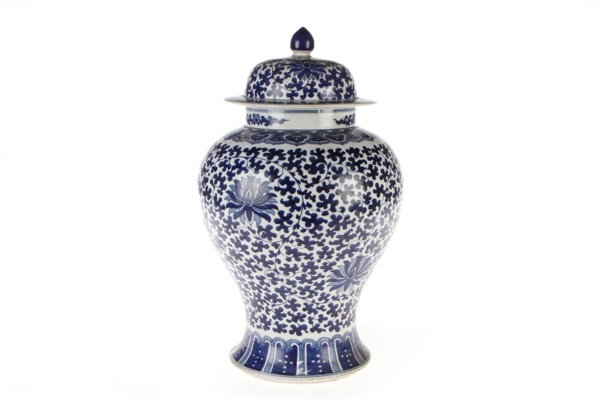 Große Deckelvase, China, balusterförmig, blaue Malerei in Unterglasur, Deckelknauf geklebt, H 46 cm