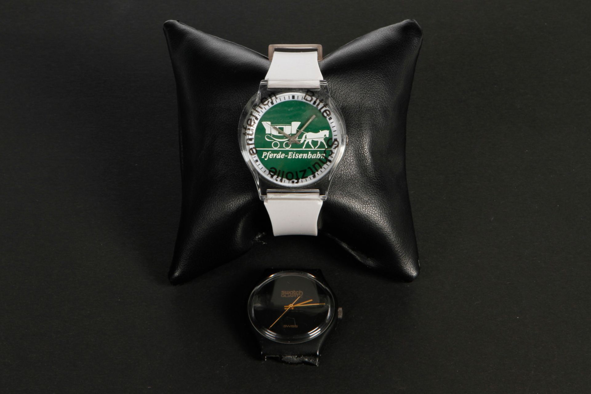2 Armbanduhren, 1 x Swatch Nr. 483, Band defekt, und 1 x Sweda "Pferde-Eisenbahn", je Quarz