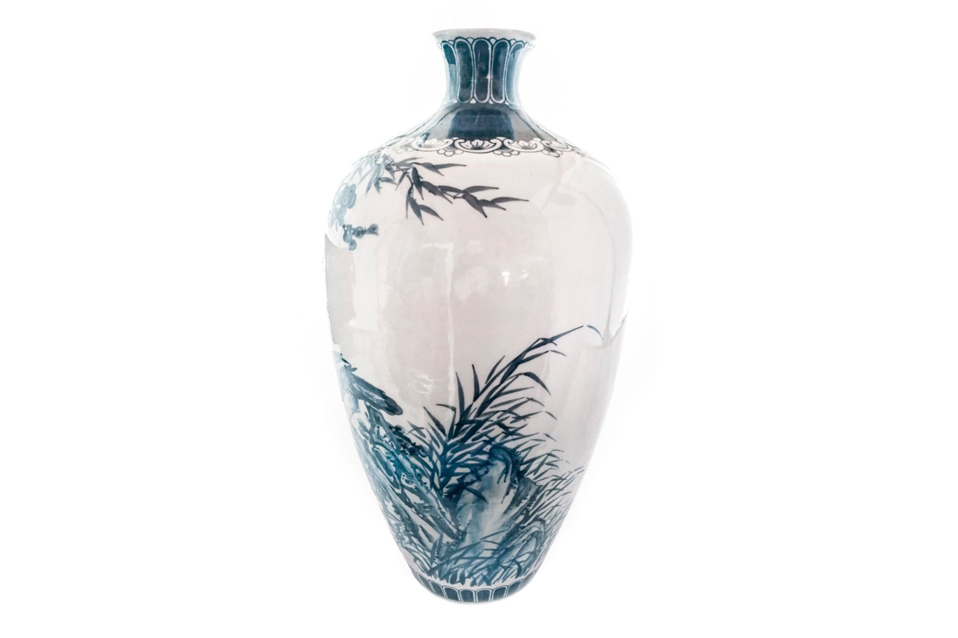 China-Vase, mit Vogel-Bambus-Motiv, kobaltblaue Handmalerei, Unterglasur, 20. Jh., H 58 cm