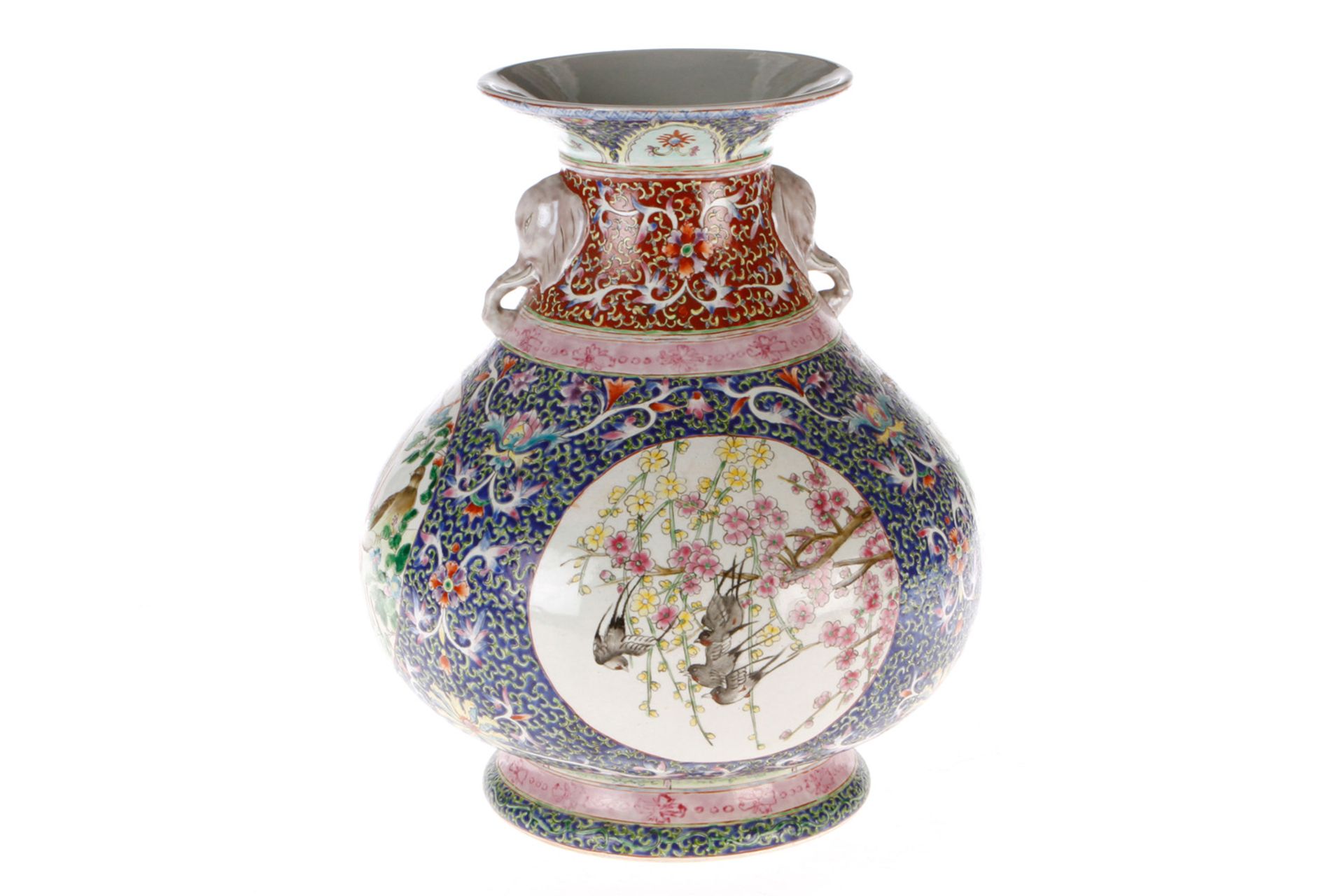 Große bauchige Vase, China, Elefantenkopfgriffe, polychrome Bemalung, Bodenmarke mit 6