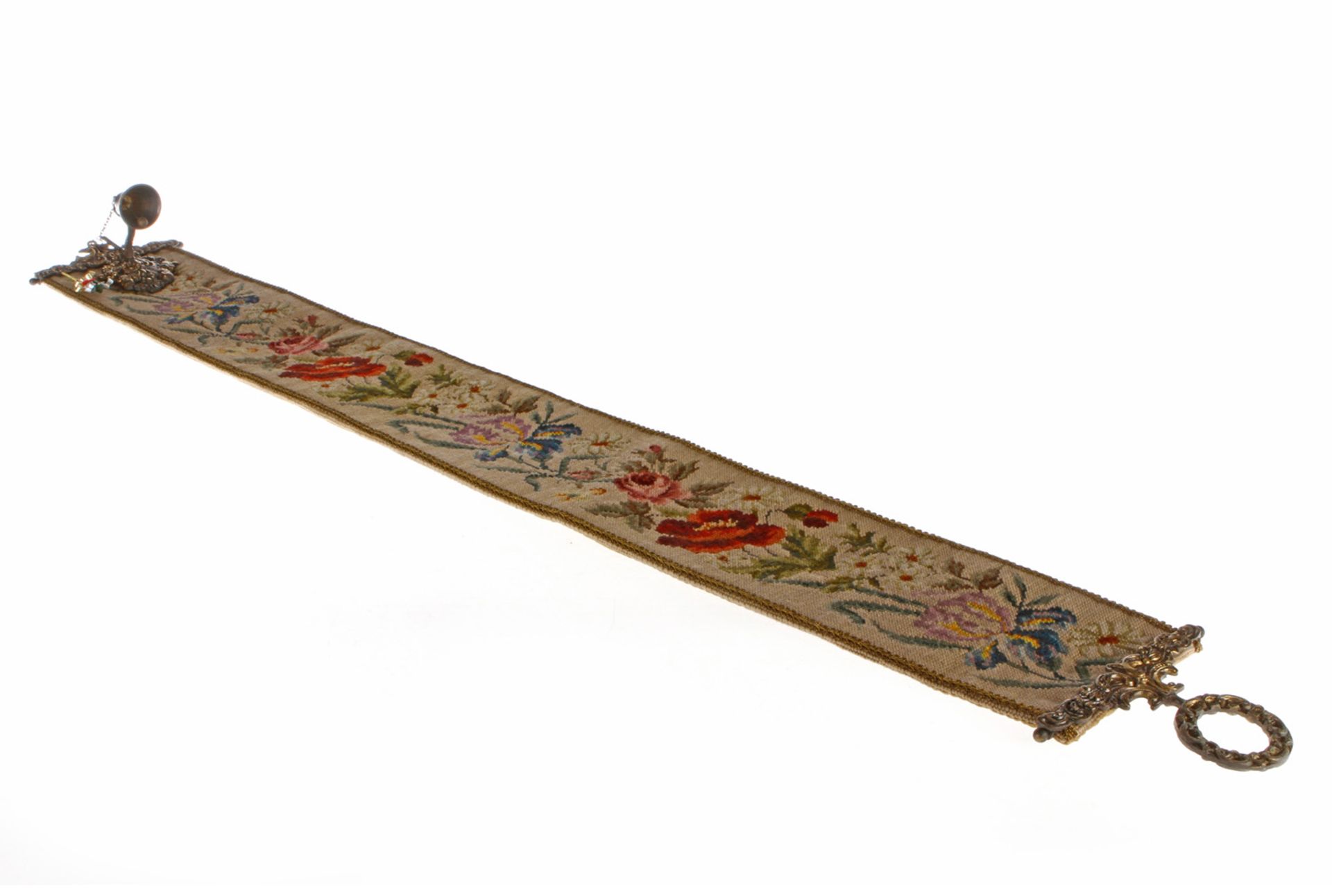 Gestickter Gobelin als Klingelzugband, mit Glocke, Florales Motiv, 20. Jh., Länge 120 cm