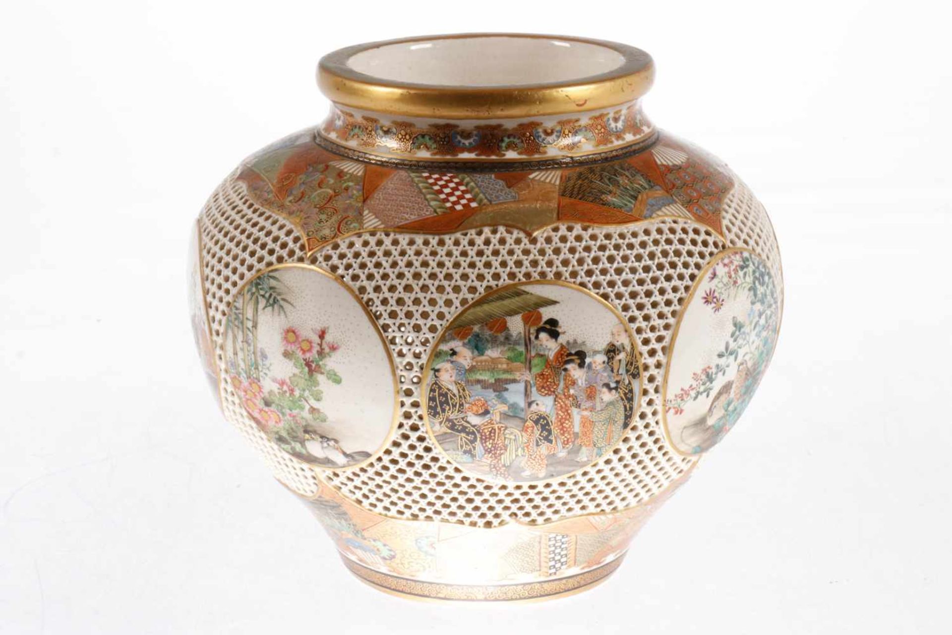 Japanische Vase, Keramik, durchbrochene Wandung, feine Miniaturbemalung mit Genre-Szenen, auf