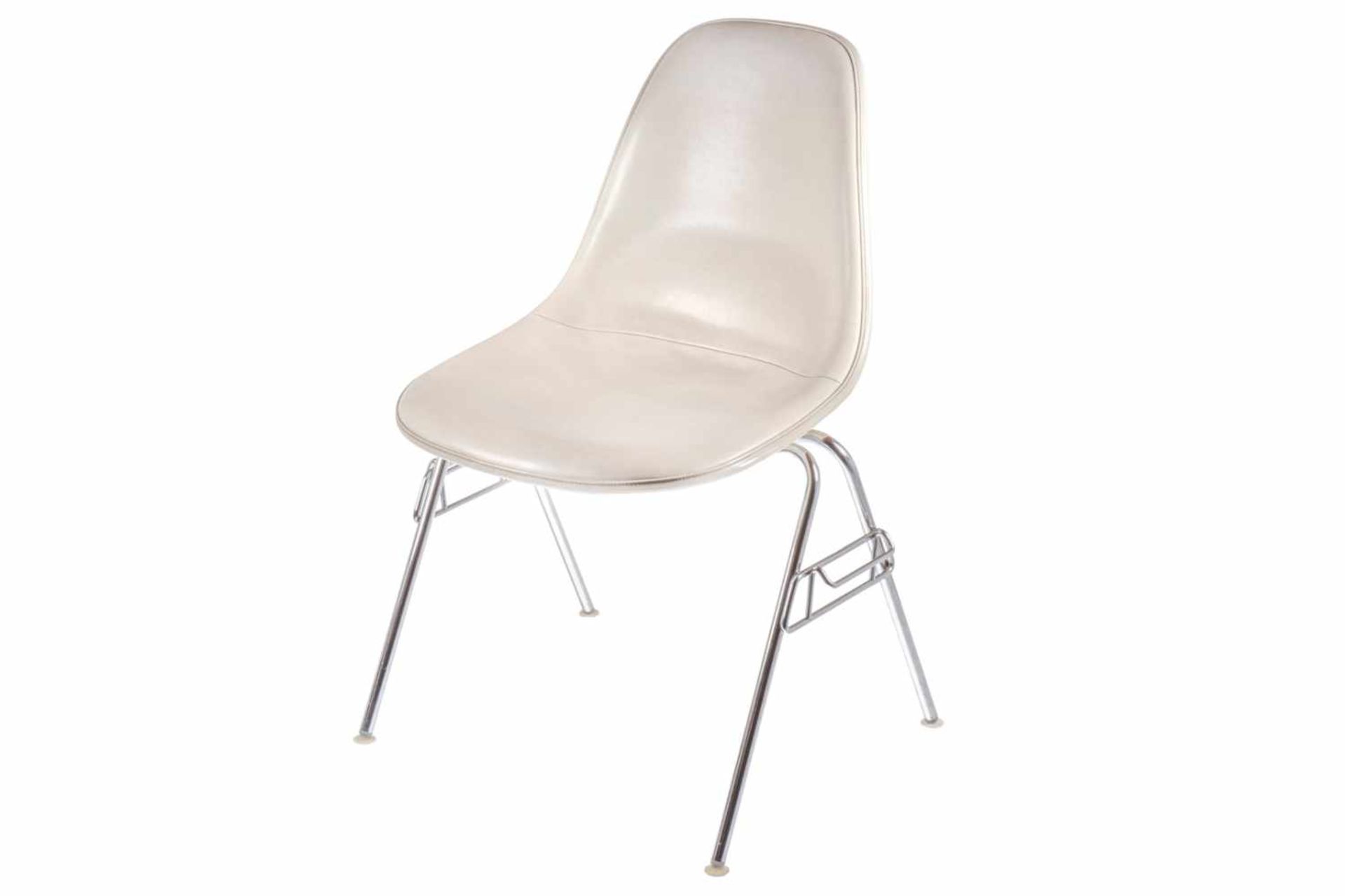 6 Eames-Chairs, Chromgestell, Leder, weiß, stapelbar. Kein Versand möglich, nur Abholung.