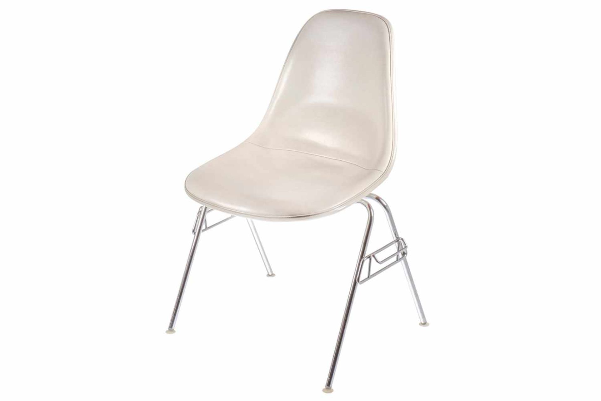 6 Eames-Chairs, Chromgestell, Leder, weiß, stapelbar. Kein Versand möglich, nur Abholung.