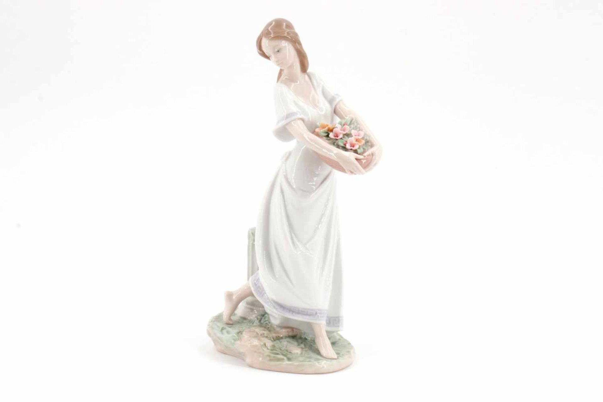 Lladro Porzellanfigur, Mädchen mit Blumenkorb, Made in Spain, Nr. 7704, H 25