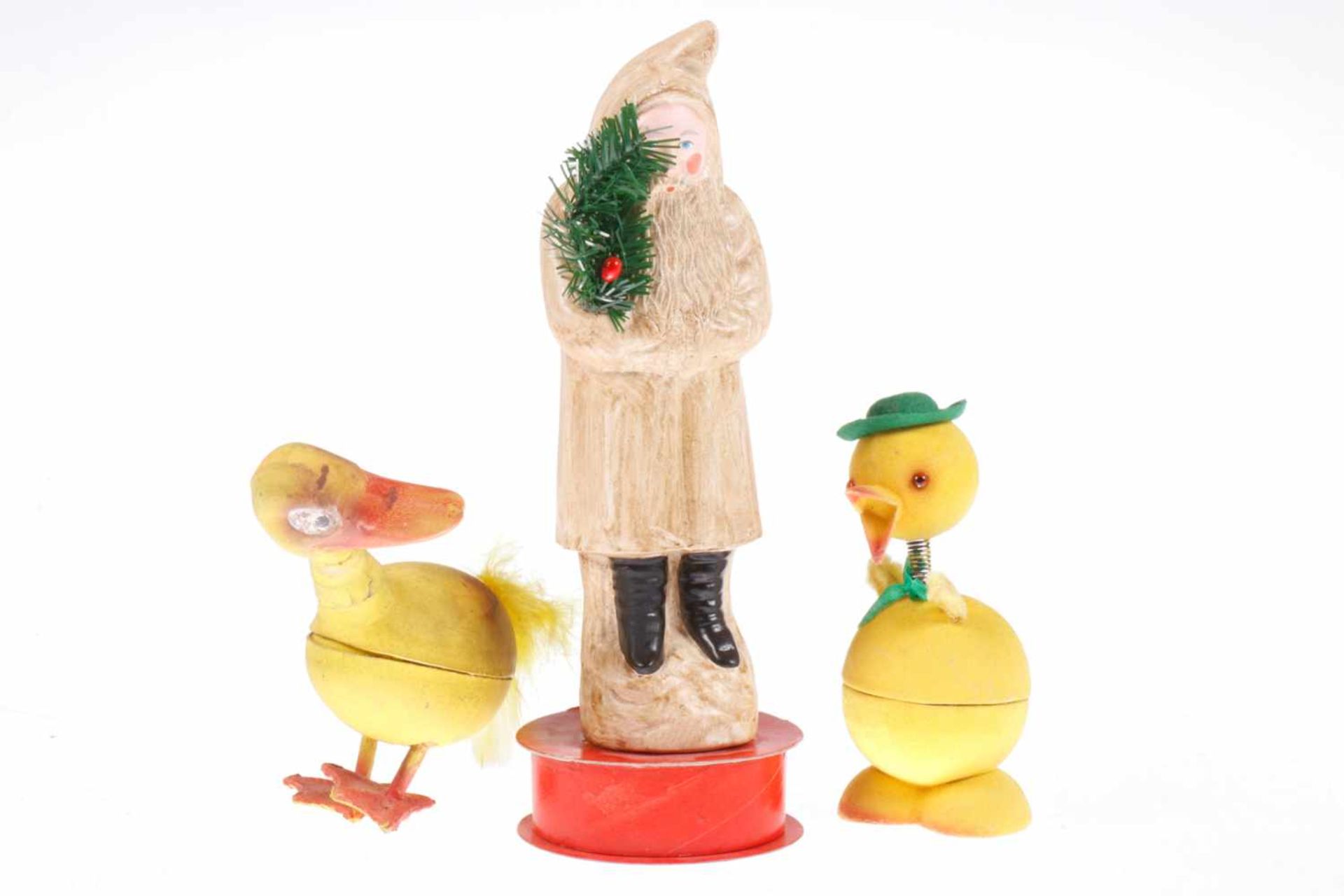 1 Nikolaus- und 2 Küken-Candycontainer, nach 1950, Alterungsspuren, H 14-26 cm, sonst noch Z 2