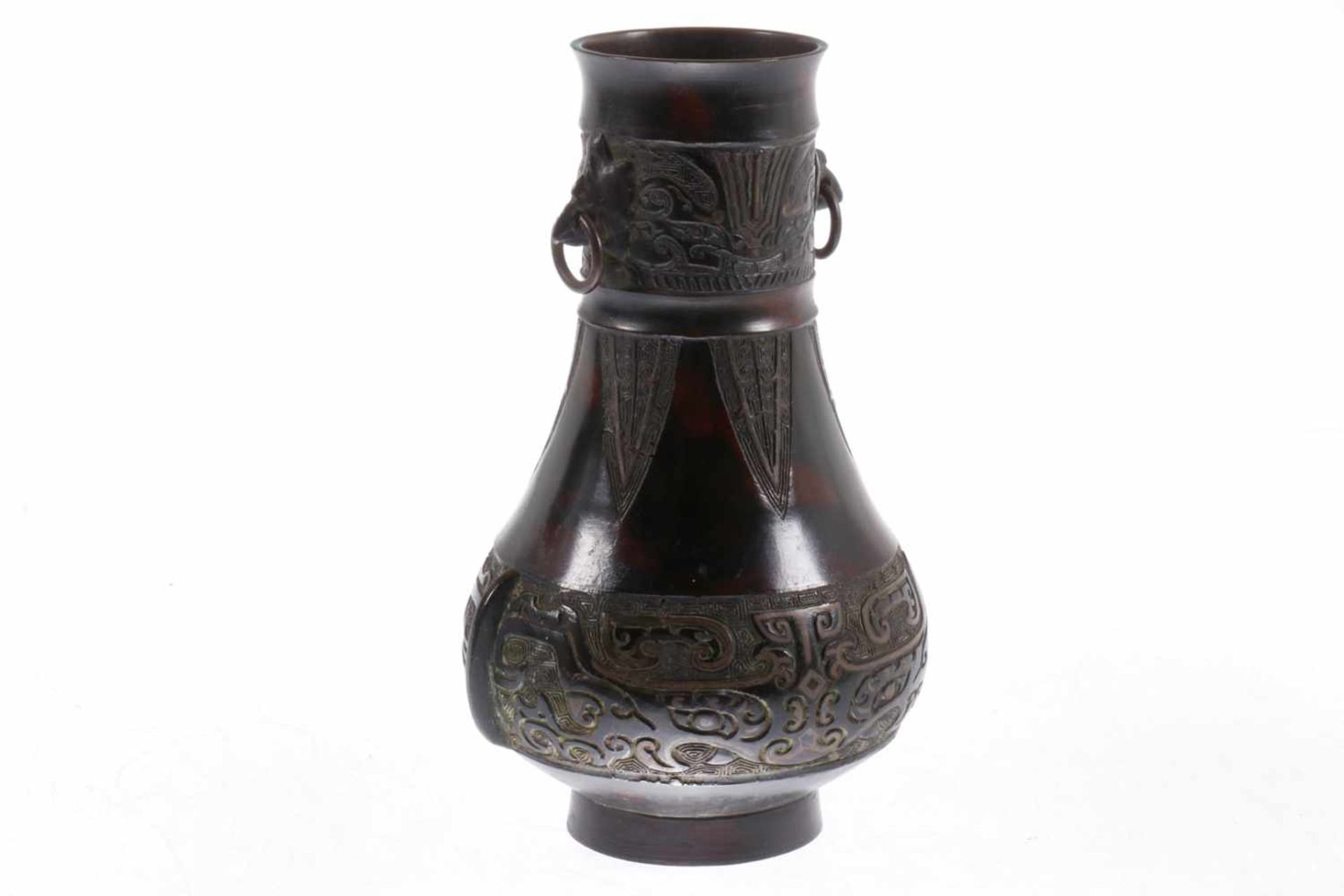 Japanisches Bronze-Vase, feine Reliefarbeit, mit 2 Ringen als Henkel, um 1900 oder älter, H 24 cm, Z