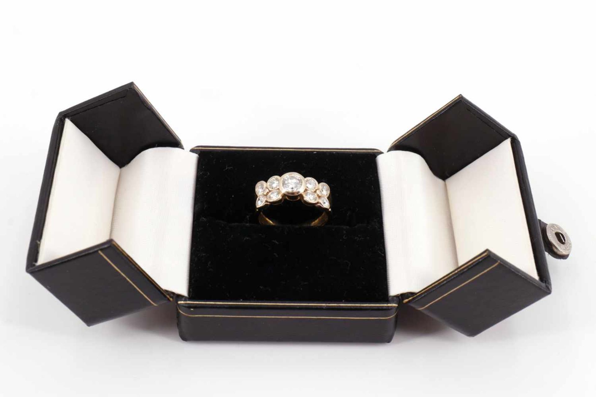 Brillant-Ring, mit einem großen und 8 kleinen Steinen, 750 GG, 6,3 Gramm, Innendurchmesser 17 mm