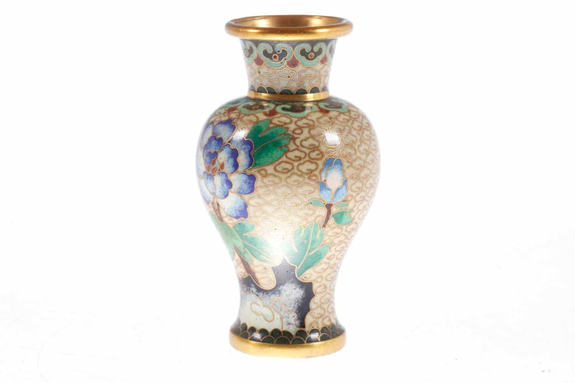 Kleine japanische Cloisonné-Vase, mit Blumenmotiv, um 1900, H 10 cm, Z 1