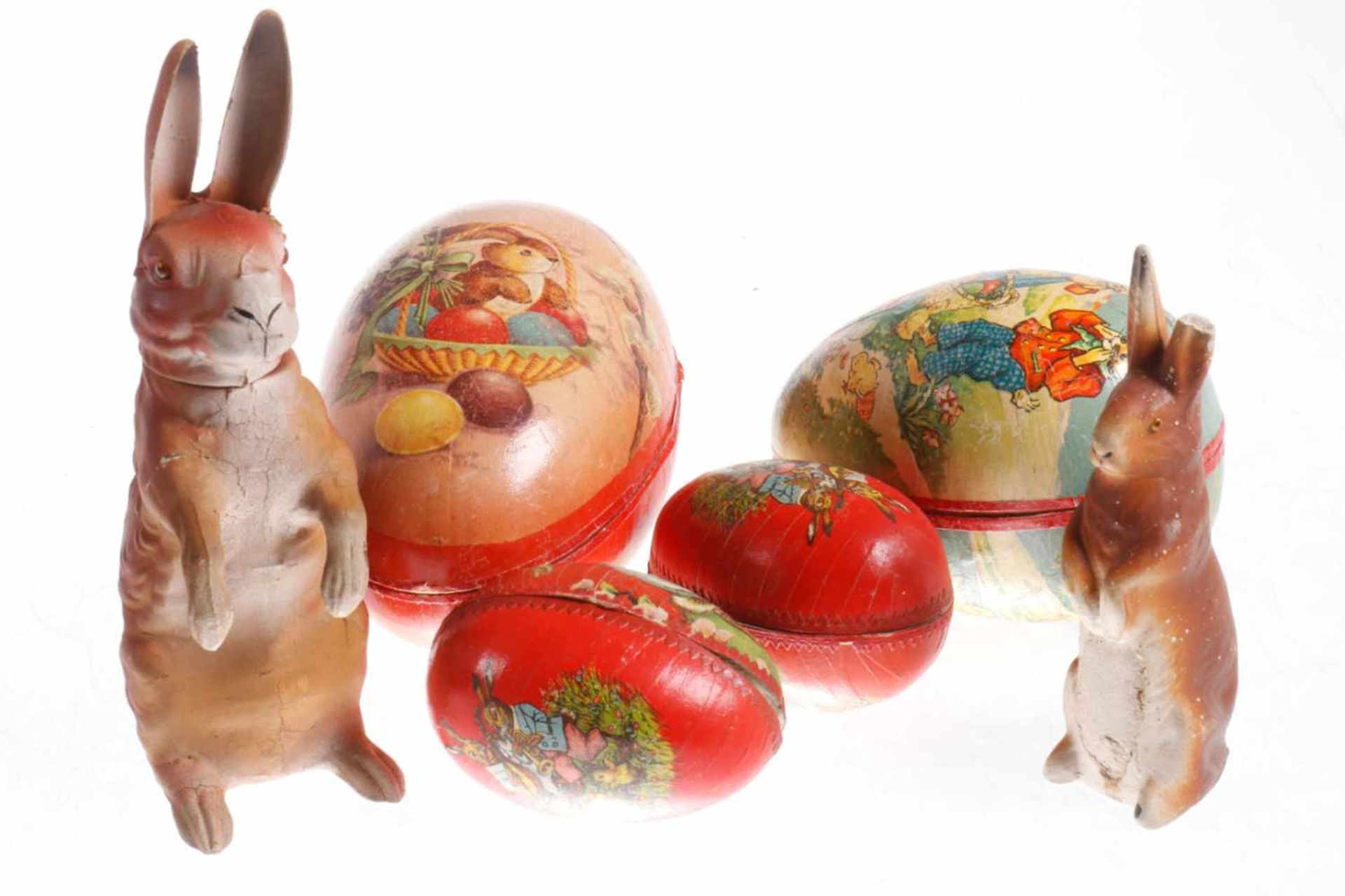 Konv. mit 4 versch. Osterei-Candycontainern und 2 Pappmaché-Hasen, um 1920/1930 und später, H 12-25,