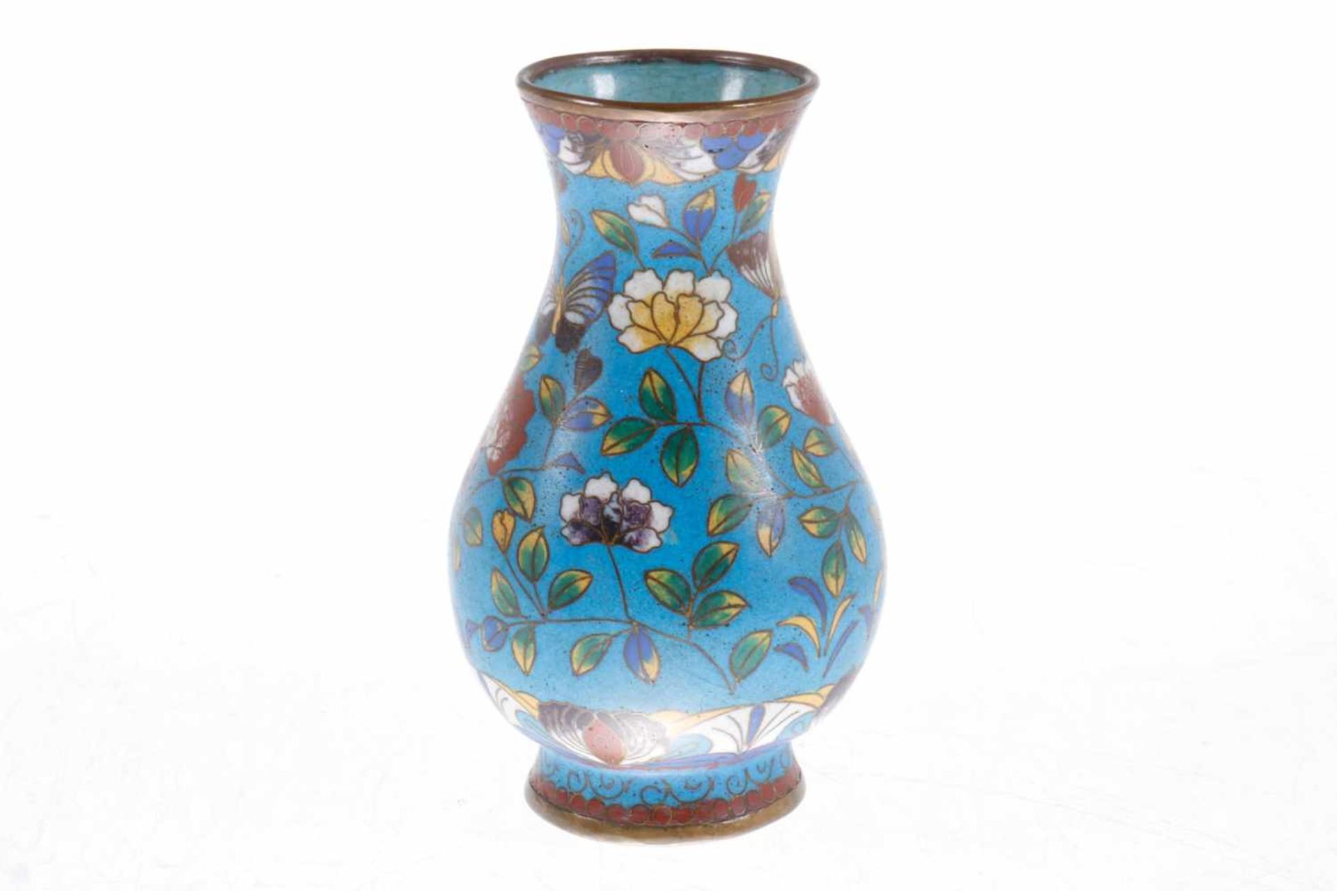 Kleine japanische Cloisonné-Vase, mit Schmetterlings- und Blumenmotiv, um 1900, H 10,5 cm, Z 2