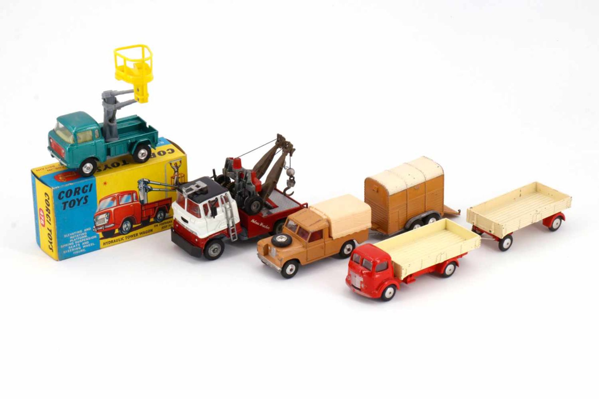 2 Corgi Einsatzwagen, "Hydraulic Tower Wagon" und Feuerwehr, dazu Landrover mit Anhänger und LKW mit