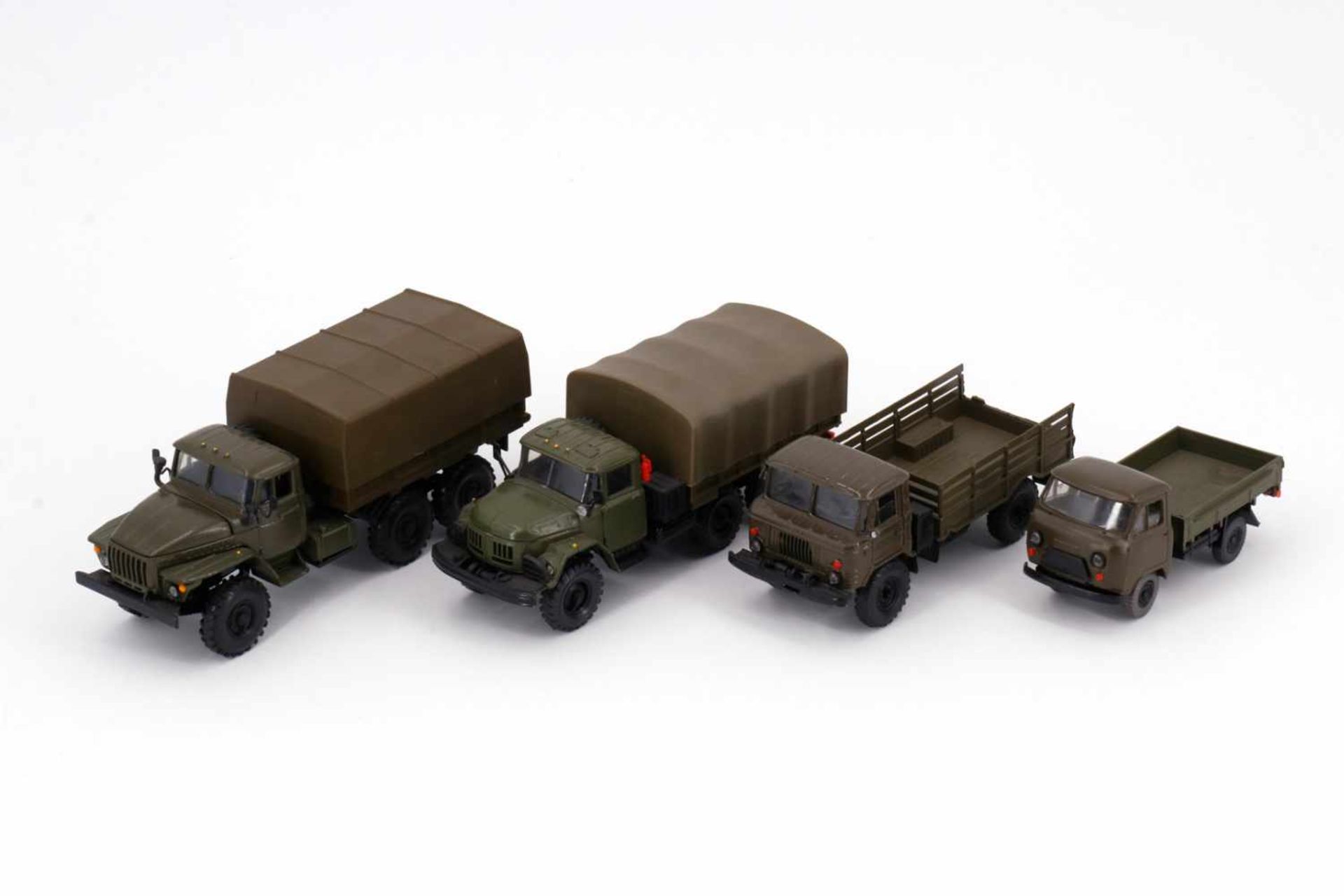 4 Militärfahrzeuge, Kunststoff/Blech, L 10-17, bespielt