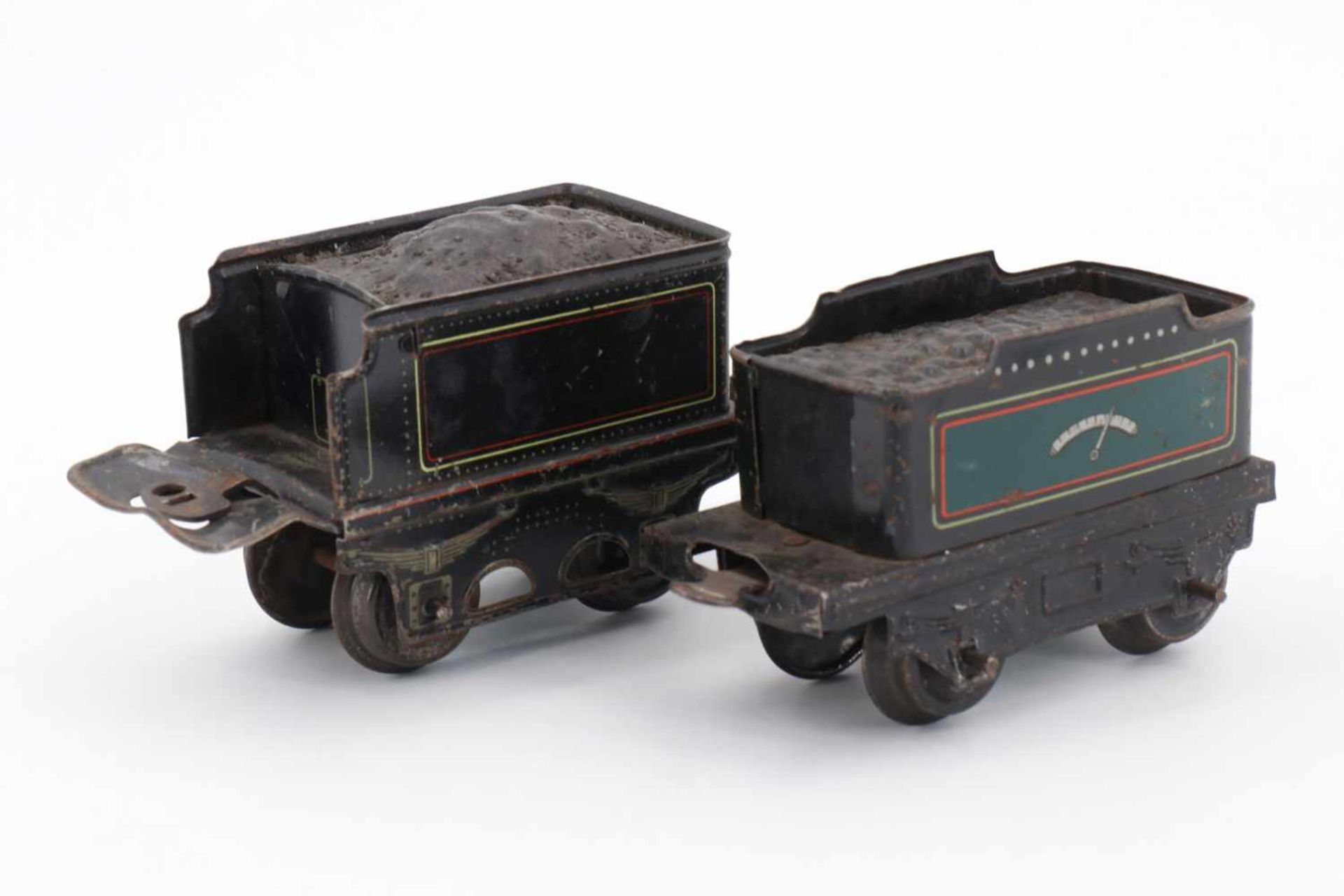 1 Märklin und 1 Bing Tender, S 0, tw LS, Alterungsspuren, 1 Kupplung fehlt, L 10 und 11, bespielt- -