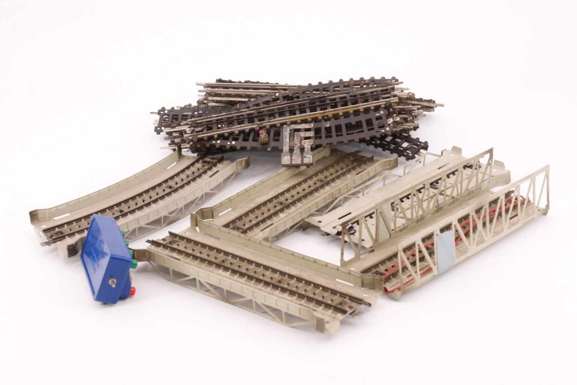 Konv. Märklin Brückenteile und 2 Schaltpulte, S H0, Z 2, dazu Schienen, bespielt- - -22.50 % buyer's