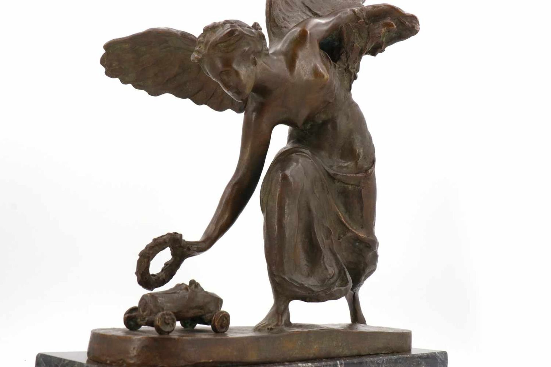 Esso Siegertrophäe, um 1928, Bronze patiniert, geflügelter Engel mit Siegerkranz und Rennwagen, - Bild 6 aus 6