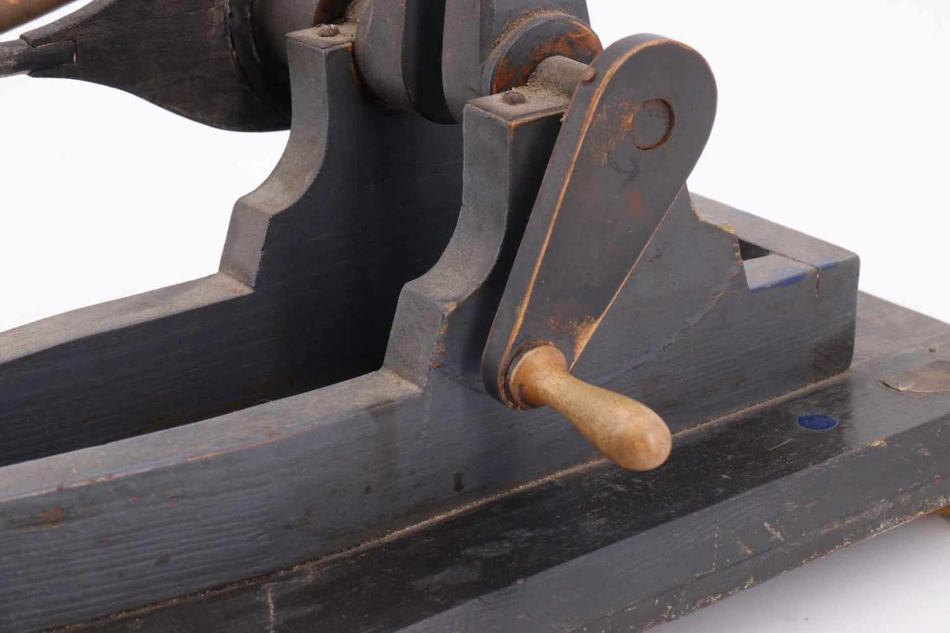 Schau- und Schnittmodell eines Dampfzylinders, Holz, auf Sockel, mit Handkurbel, Länge 70 cm- - - - Bild 3 aus 3