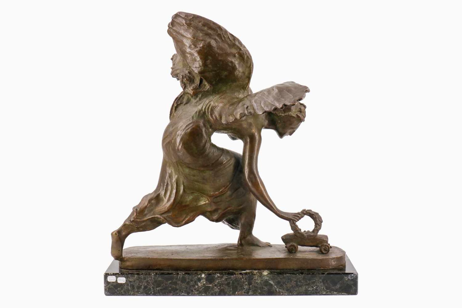 Esso Siegertrophäe, um 1928, Bronze patiniert, geflügelter Engel mit Siegerkranz und Rennwagen, - Bild 5 aus 6