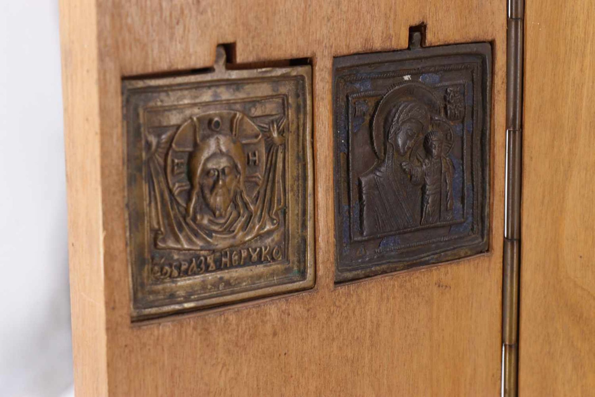 Triptychon, Holz, zur Aufnahme von verschiedenen russischen Kleinaltären und Kruzifixen, Bronze, - Bild 6 aus 9