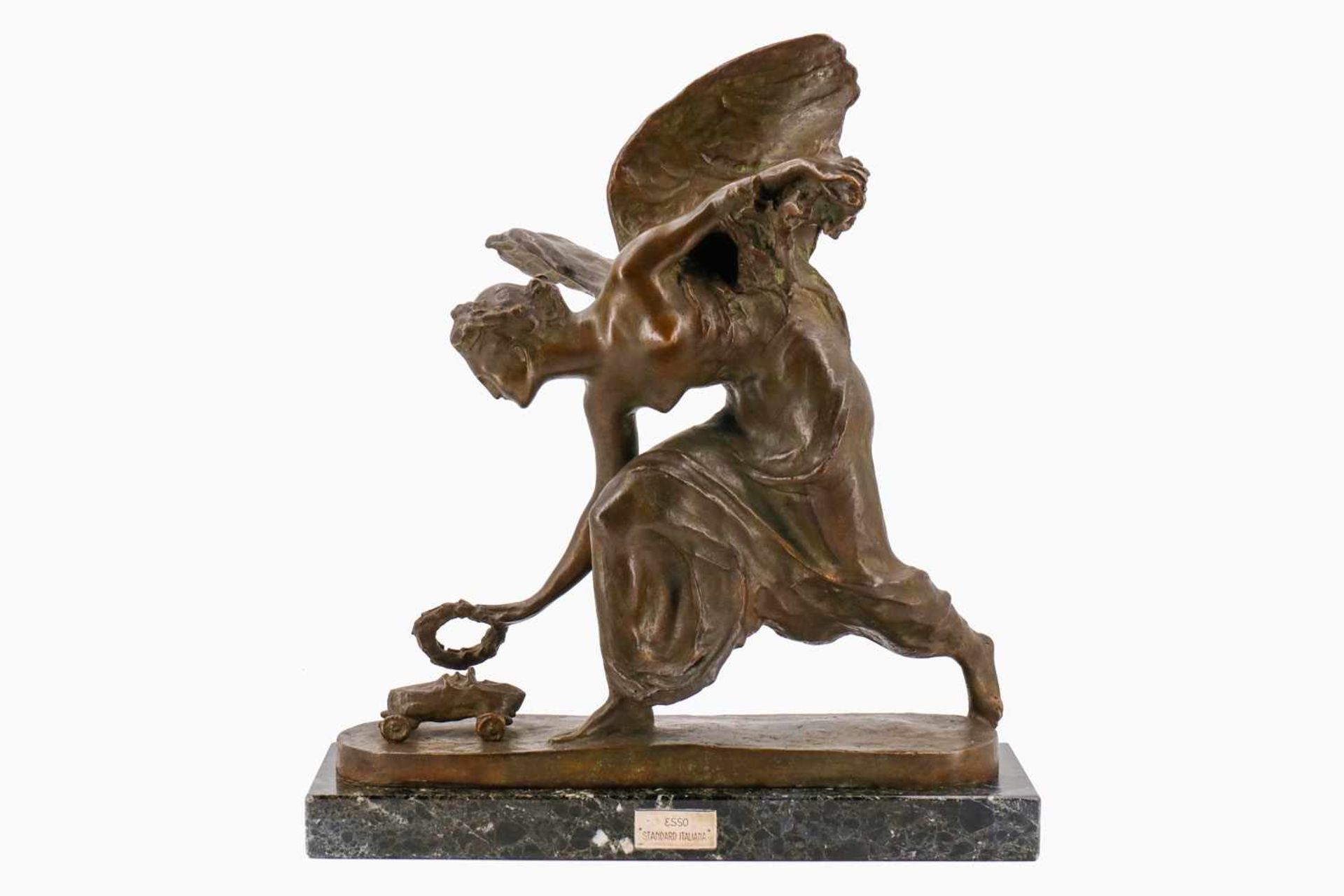 Esso Siegertrophäe, um 1928, Bronze patiniert, geflügelter Engel mit Siegerkranz und Rennwagen, - Bild 4 aus 6