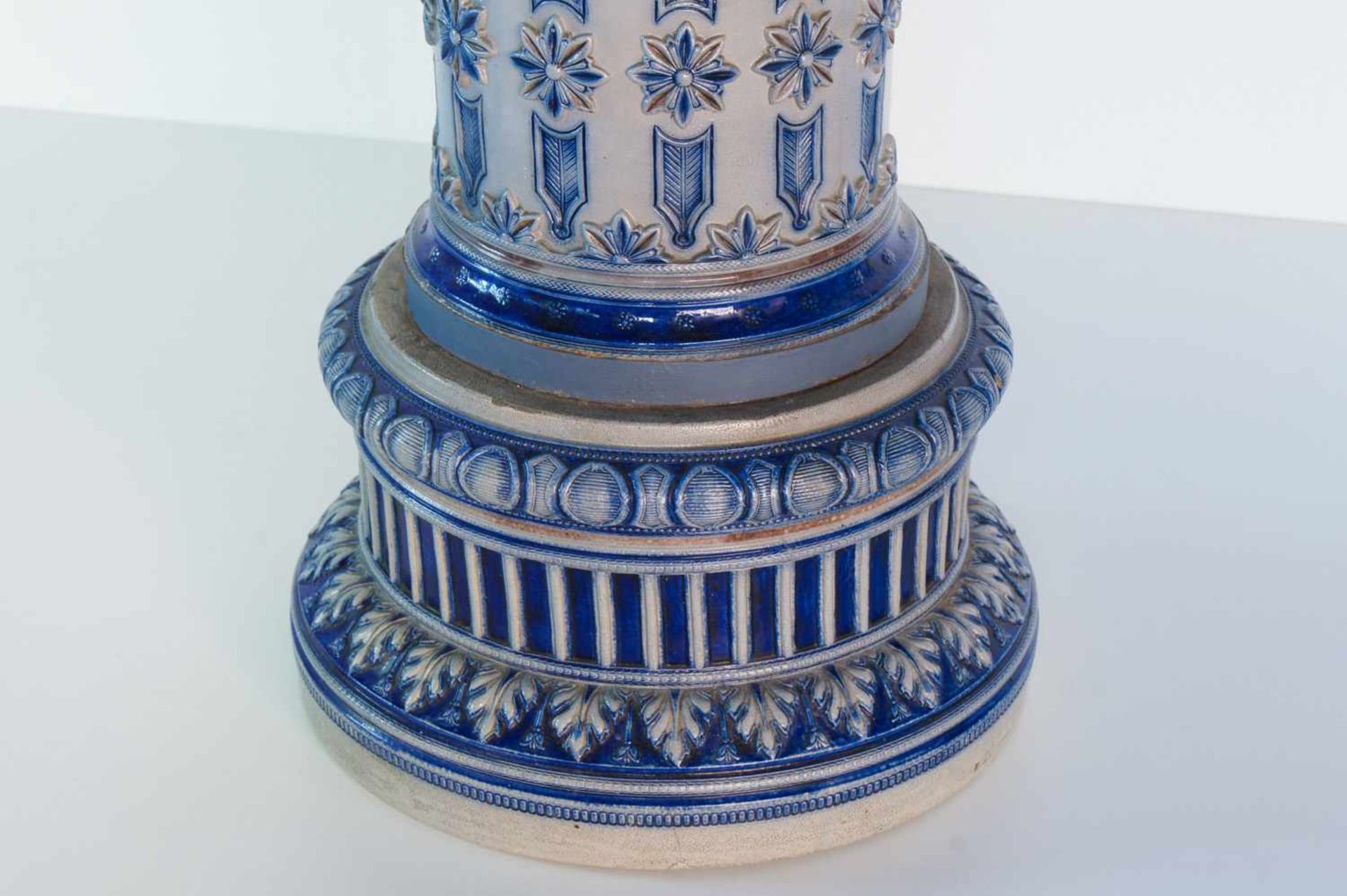 Blumensäule, Steingut, blau glasiert, mit 4 Widderköpfen und Messingmontierung, um 1900, Höhe 77 cm, - Bild 3 aus 3