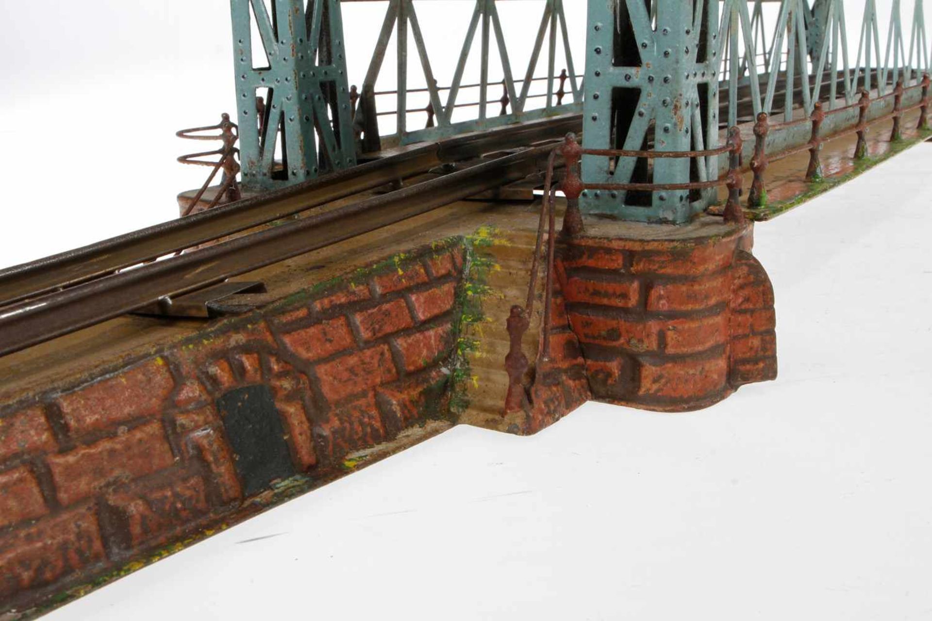 Märklin Kastenbrücke 2505/1, um 1909, handlackiert, mit Mittelteil, 2 Auffahrten mit Gittertorbögen, - Bild 5 aus 8