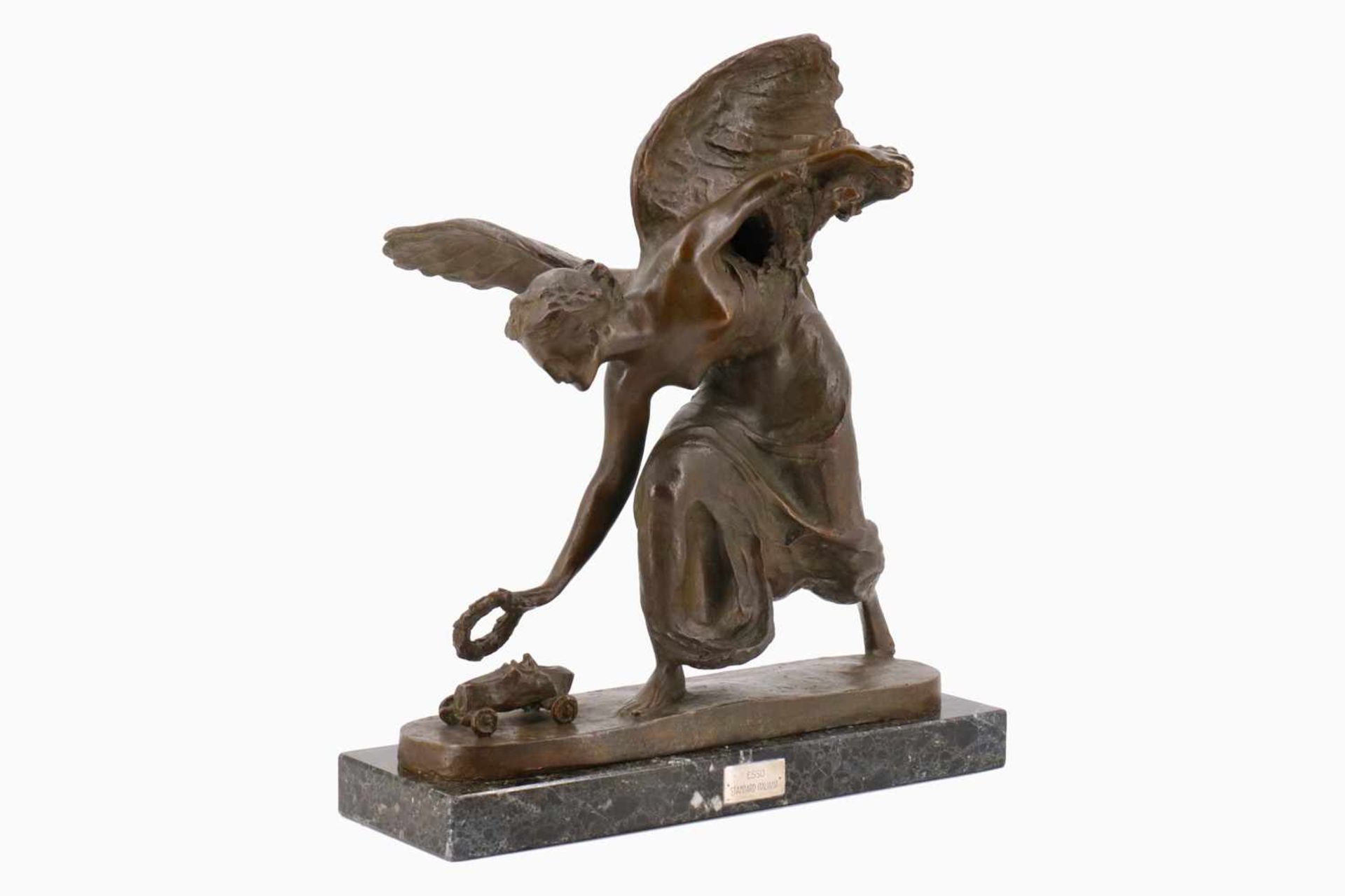 Esso Siegertrophäe, um 1928, Bronze patiniert, geflügelter Engel mit Siegerkranz und Rennwagen,