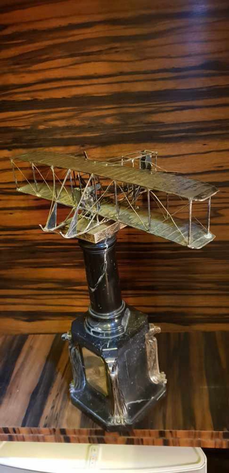 Flugapparat Doppeldecker, Ehrentrophäe für Flieger von 1910, Silber gest. 800 Mond/Krone, Marmor