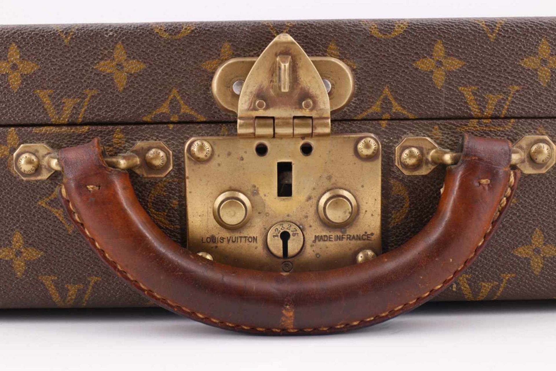 Kleiner Louis Vuitton Koffer, mit Ledergriff, 2 Schließen und Schloss, Gebrauchsspuren, Länge 43 cm- - Bild 3 aus 5